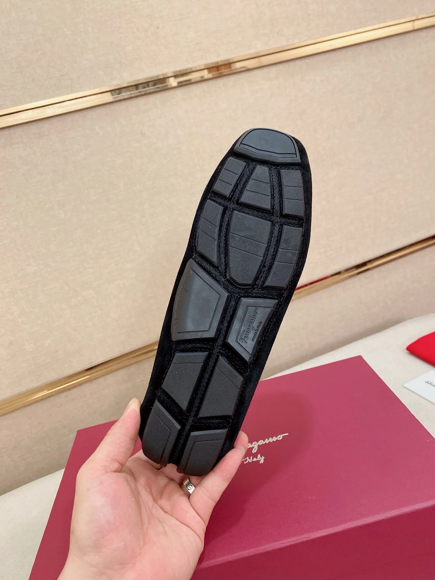 Men's shoes💰: 560💰High-end quality! Ferragamo🆕🆕Exclusive hot-selling products in stock🔥🔥New products on the shelves, high-quality Ferragamo men's pea shoes, high-end casual driving shoes, with complete packaging! 💪 💪 Material: Imported Niujing cowhide 🐂 + Imported high-quality water-dyed cowhide lining + wear-resistant outsole 👍🏻👍🏻 Features: High-end and comfortable, purely handmade 🚀 🚀 Create the perfect shoes that suit you best 🔥 🔥 Size: (38-44) 45 standard size can be customized!